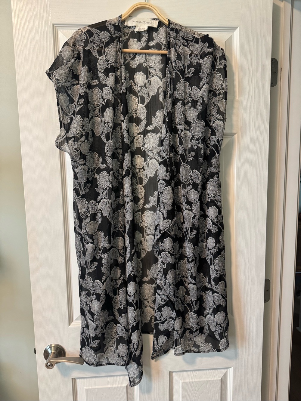 Like-New Treasure & Bond Floral Kimono Cardigan - Black & White - one size